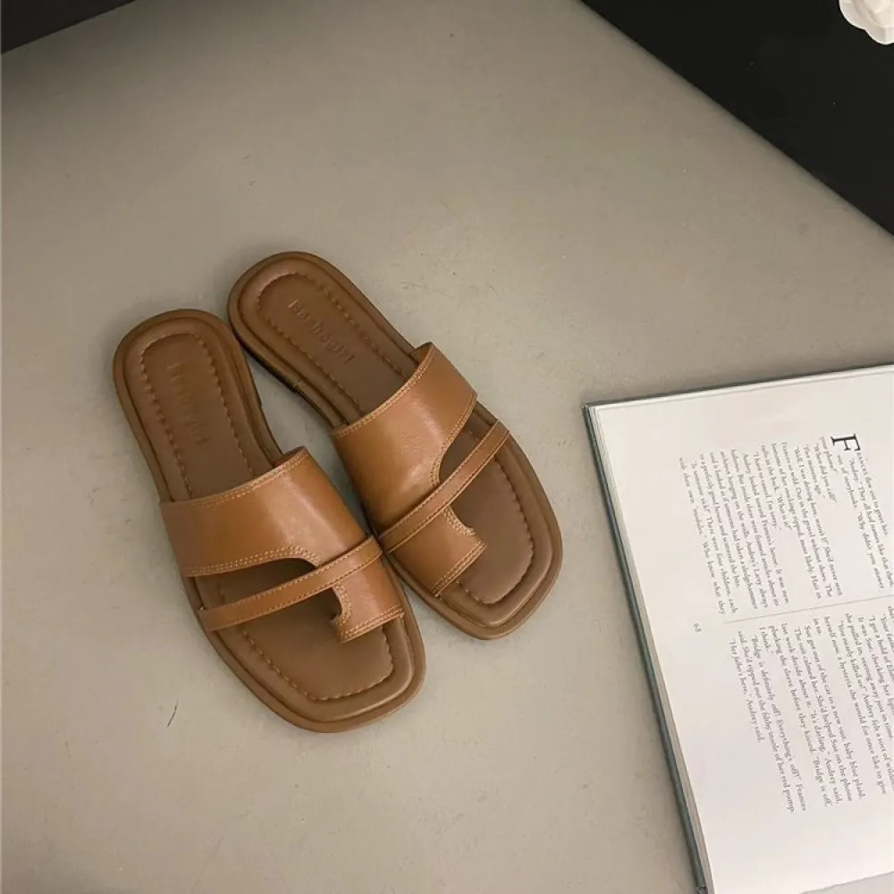 Pantofole con punta Scarpe da donna 2024 Nuovo stile primaverile ed estivo retrò semplice con gonna sandali romani con una gamba