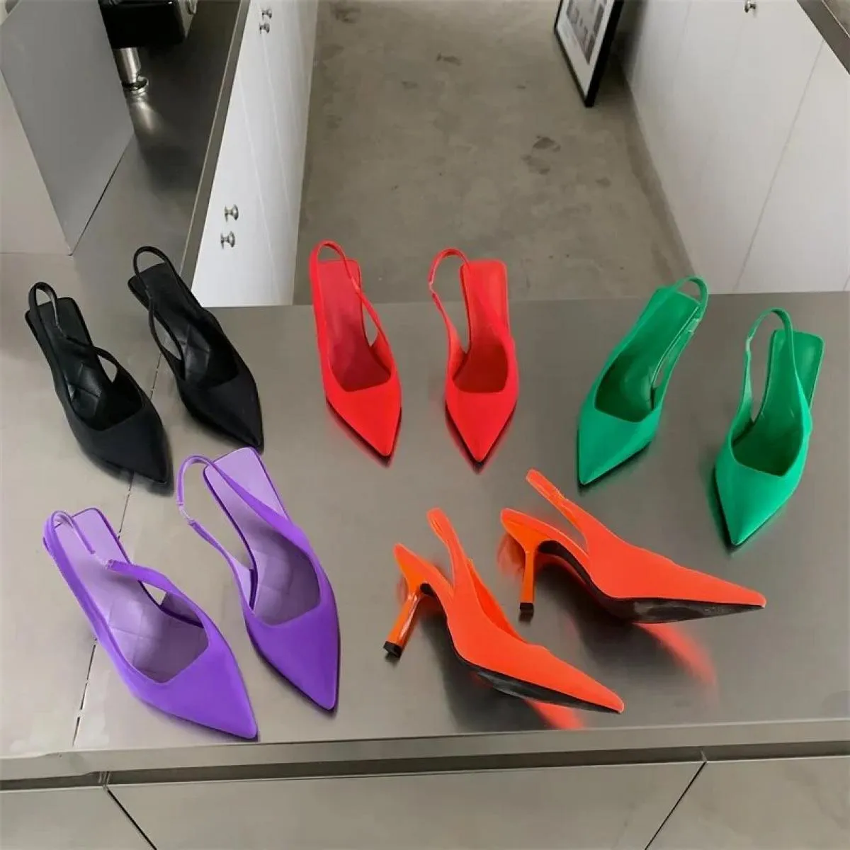 Pantofole con tacco alto da donna eleganti alla moda Pantofole con cinturino alla moda Scarpe da sposa con diapositive di lusso