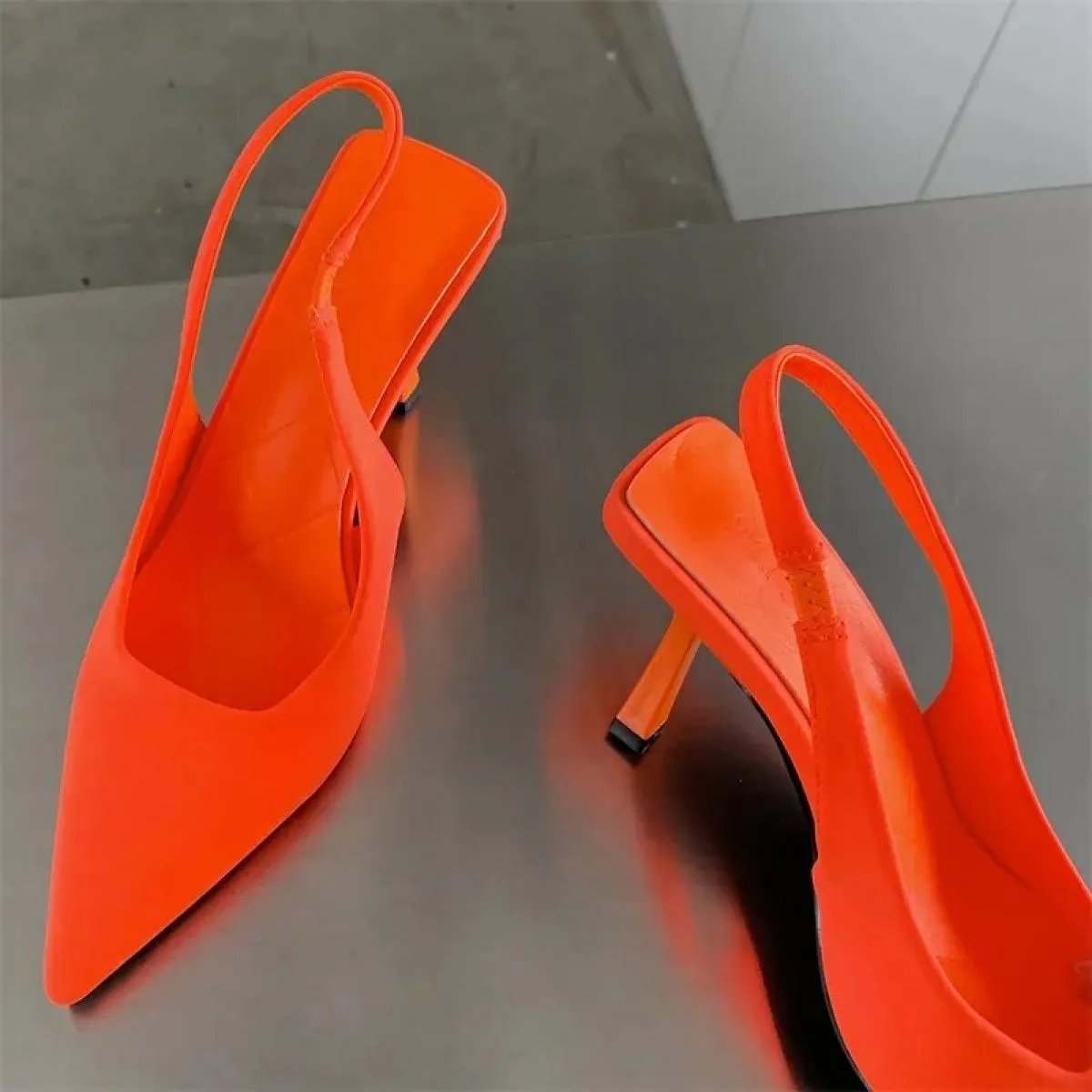 Pantofole con tacco alto da donna eleganti alla moda Pantofole con cinturino alla moda Scarpe da sposa con diapositive di lusso