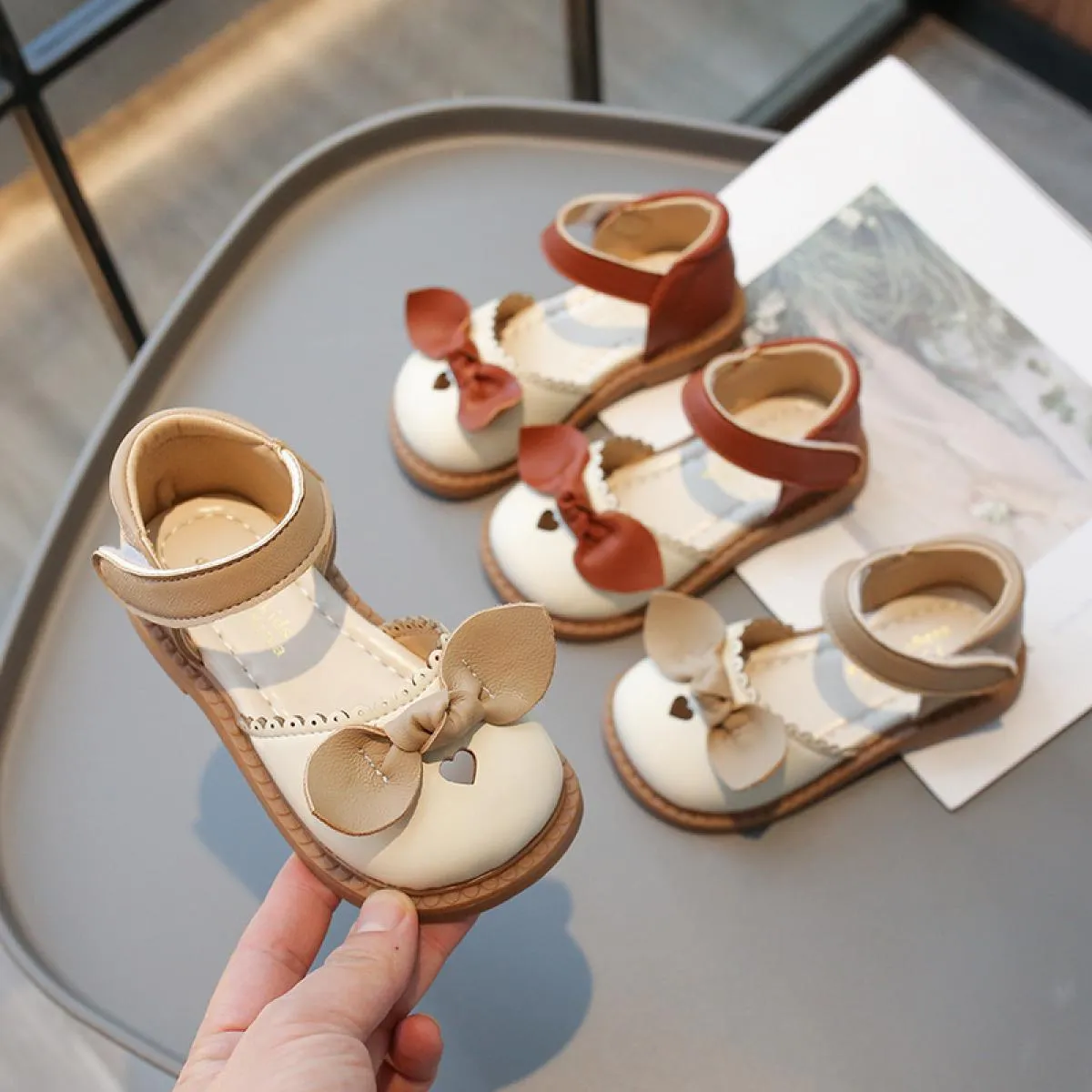 Sandali da ragazza per bambini scarpe estive da principessa 2024 eleganti papillon scarpe da festa bambino tacco basso antiscivo