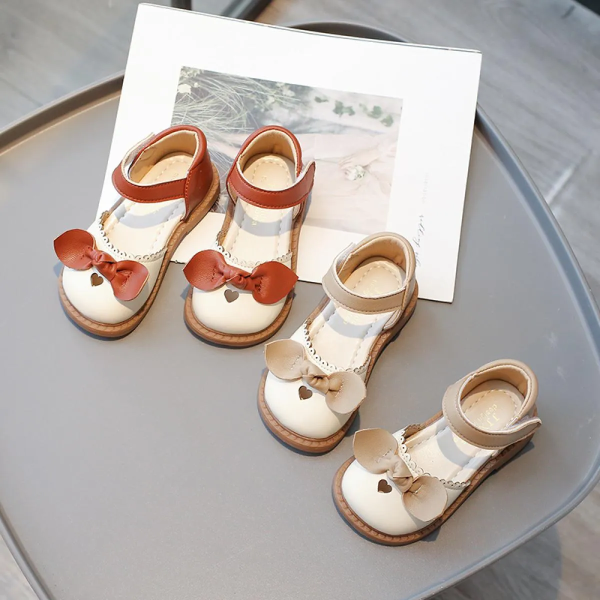 Sandali da ragazza per bambini scarpe estive da principessa 2024 eleganti papillon scarpe da festa bambino tacco basso antiscivo