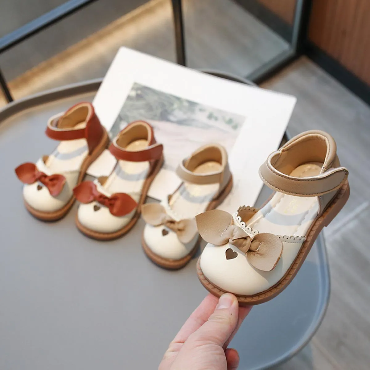 Sandali da ragazza per bambini scarpe estive da principessa 2024 eleganti papillon scarpe da festa bambino tacco basso antiscivo