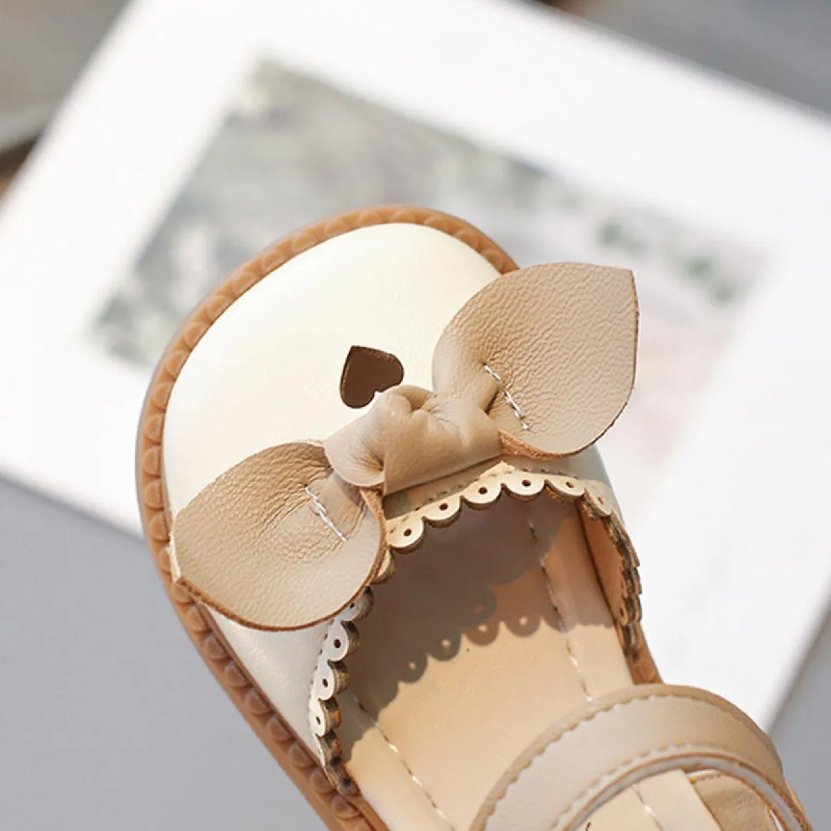 Sandali da ragazza per bambini scarpe estive da principessa 2024 eleganti papillon scarpe da festa bambino tacco basso antiscivo