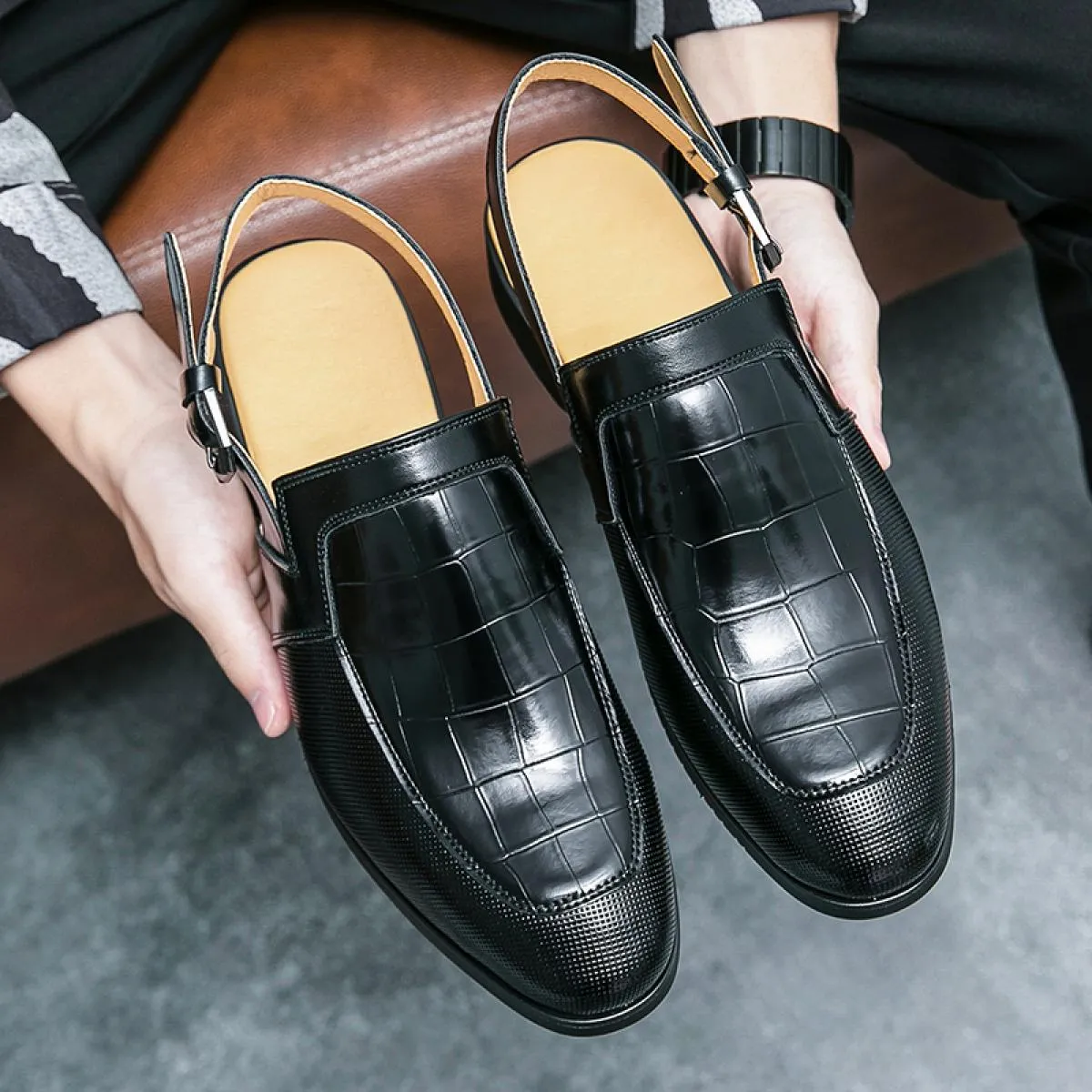Sandali da uomo neri Scarpe eleganti da uomo in pelle bianca Pu Punta rotonda Slip On Scarpe da uomo fatte a mano primavera / au