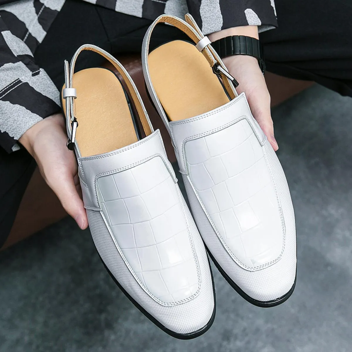 Sandali da uomo neri Scarpe eleganti da uomo in pelle bianca Pu Punta rotonda Slip On Scarpe da uomo fatte a mano primavera / au