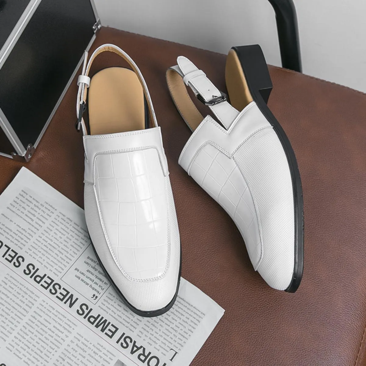 Sandali da uomo neri Scarpe eleganti da uomo in pelle bianca Pu Punta rotonda Slip On Scarpe da uomo fatte a mano primavera / au