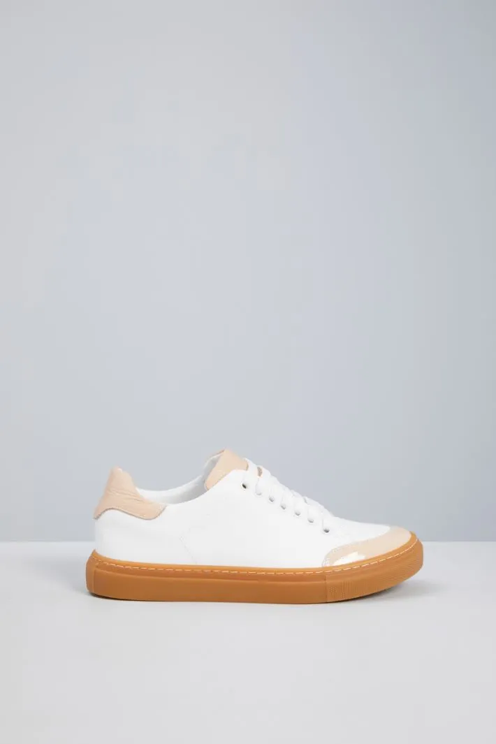 Sneakers con inserti in vernice