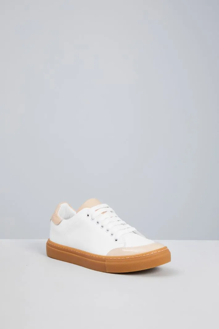 Sneakers con inserti in vernice
