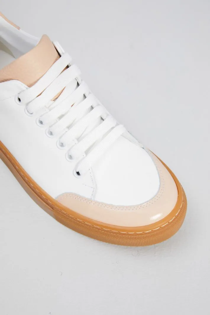 Sneakers con inserti in vernice