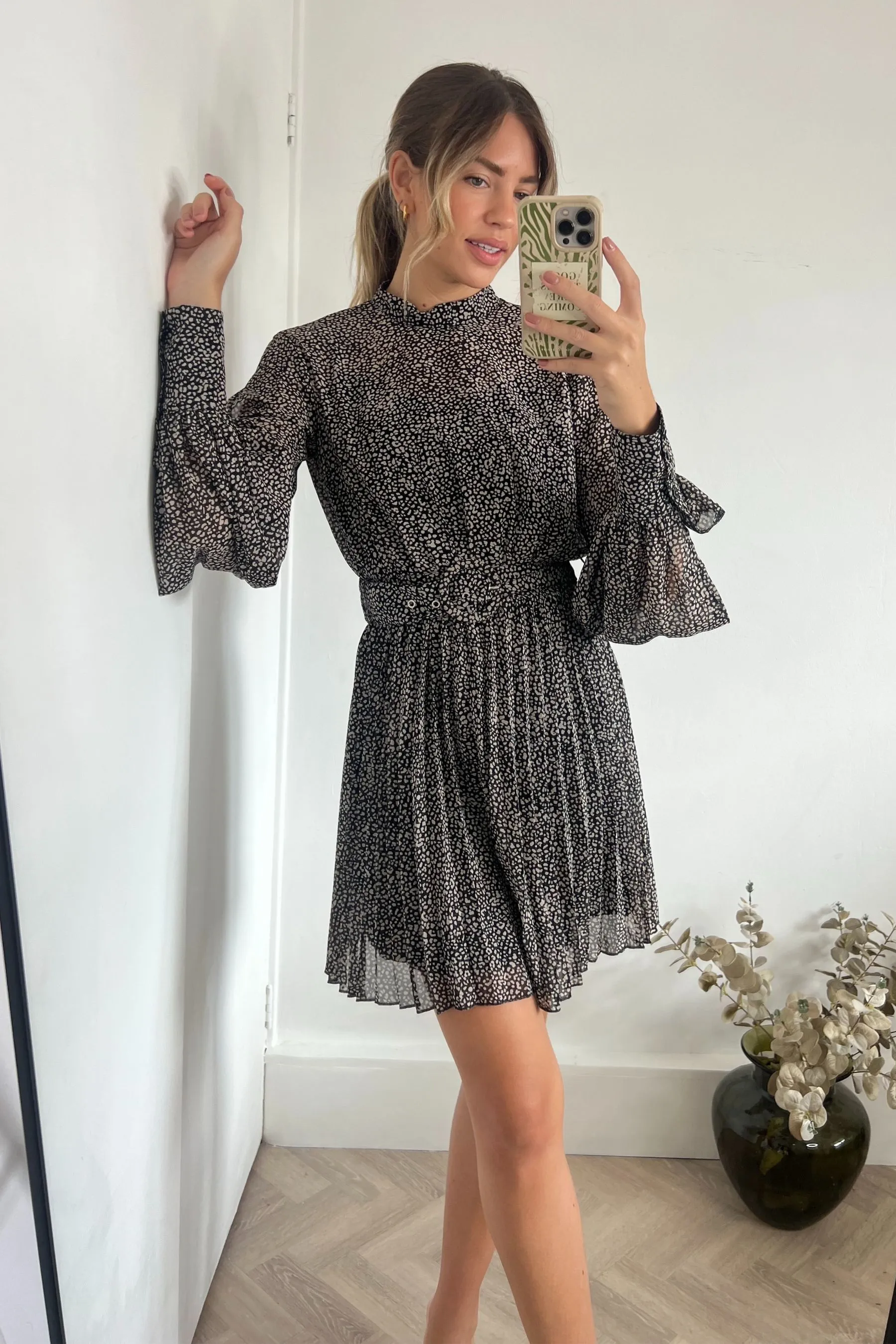 Style Cheat - Mia - Abito corto con A pieghe e collo alto