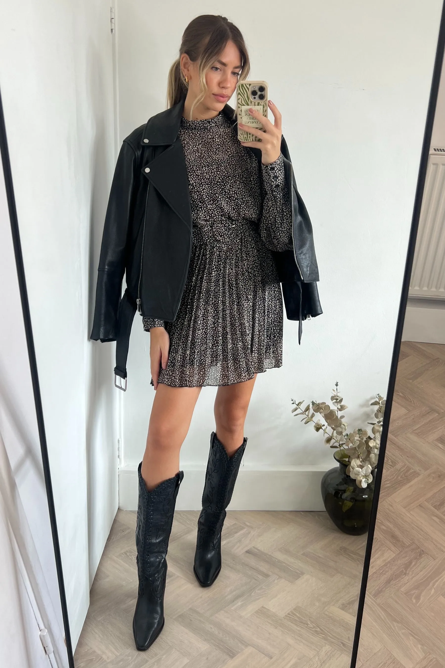 Style Cheat - Mia - Abito corto con A pieghe e collo alto