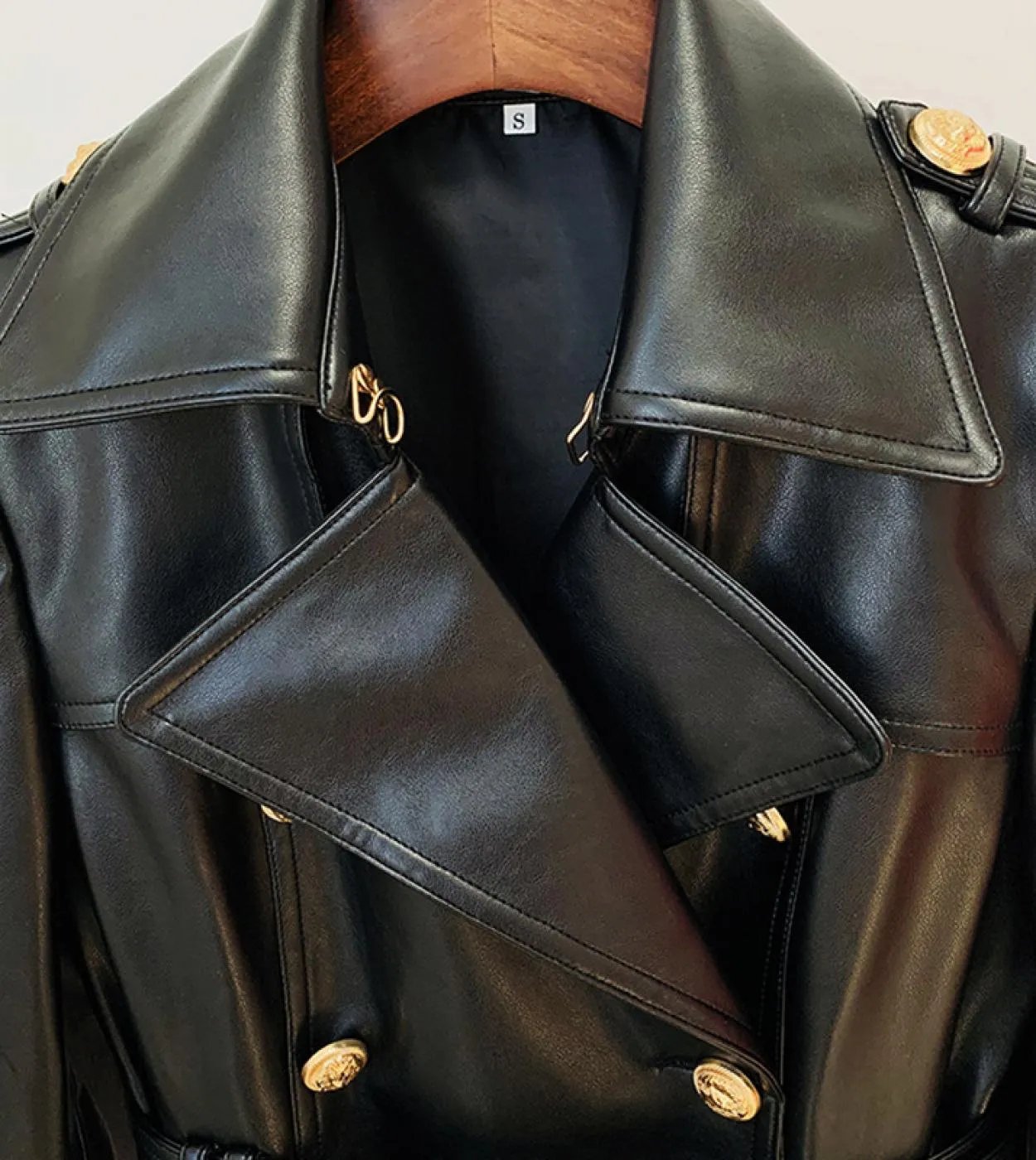 Trench Women Novità 2022 Autunno Inverno Designer Women Doppiopetto Lion Buttons Trench lungo in pelle sintetica