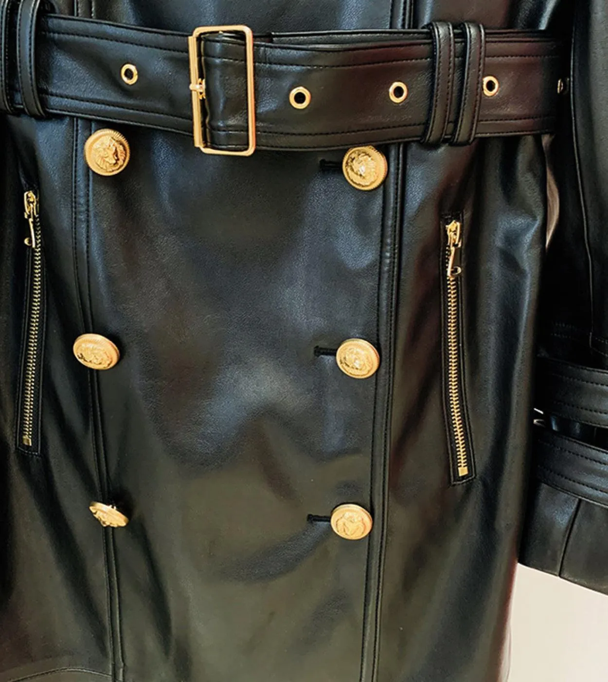 Trench Women Novità 2022 Autunno Inverno Designer Women Doppiopetto Lion Buttons Trench lungo in pelle sintetica